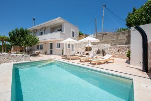 an image of a swimming pool in a villa at CASA di FLORI in Epáno Flória