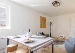a white room with a table and chairs at La Bulle Dorée in Épernay