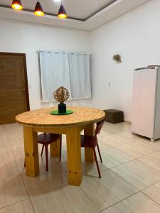 a wooden table with a plant on it in a room at Vila da Andrea in Barreirinhas