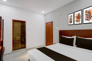 a bedroom with a large bed and a window at Super Hotel O iva Holiday inn in Maula Ali