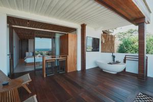 ein Badezimmer mit Badewanne und Waschbecken in der Unterkunft Casa Sol Hotel in Canggu