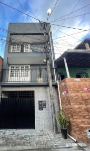 a house with a black gate and a fence at Aconchego do Caquende in Cachoeira