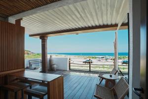 ein Speisesaal mit Blick auf den Strand in der Unterkunft Casa Sol Hotel in Canggu