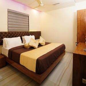 a bedroom with a large bed in a room at Hotel Royce By Glitz-Nxt to Visa Consulate & Kurla Station in Mumbai
