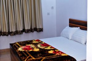 a bed in a room with a bed sidx sidx sidx at Hilltop Apartments in Mosan +5 photos