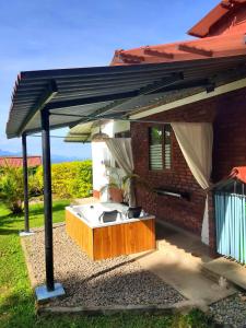a hot tub under a roof of a house at Alojamiento temático Rancho Texas in La Mesa