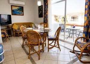 a dining room with a table and chairs at Dpto Exclusive Ixtapa in Ixtapa