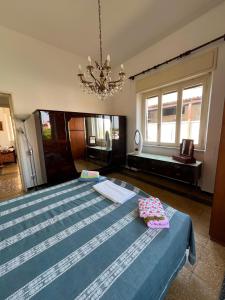 a bedroom with two beds and a chandelier at Casa Picarol Monferrato in Bergamasco +21 photos
