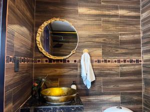 a bathroom with a sink and a mirror at Anagrama house in Baños