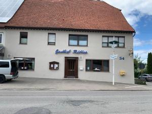 Ein weißes Gebäude mit einem Schild, auf dem „Schönheitssalon“ steht. in der Unterkunft Ritterschlaf in Balingen