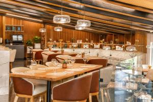 ein Restaurant mit einer langen Bar mit Tischen und Stühlen in der Unterkunft Holiday Inn Durango by IHG in Durango