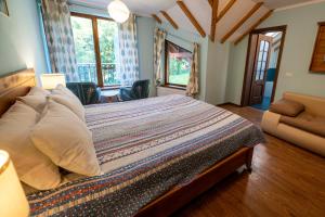 a bedroom with a large bed with pillows at SeviCris in Lissa