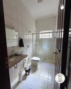 a bathroom with a toilet and a sink and a shower at Pousada Bem Estar Frutal in Frutal +31 photos