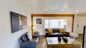 ein Wohnzimmer mit Sofa und Couchtisch in der Unterkunft Moab Flats #2 in Moab