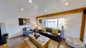 ein Wohnzimmer mit Sofa und Fernseher in der Unterkunft Moab Flats #2 in Moab + 30 Fotos