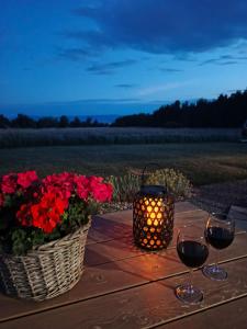 a table with a candle and two glasses of wine at Zielone Wzgórze komfortowy klimatyzowany domek z balią z aeromasażem in Kłodzko