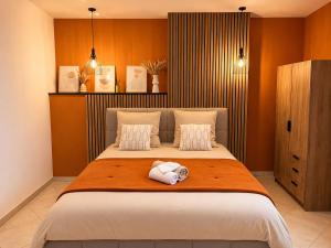 a bedroom with a bed with a towel on it at Studio Cosy tout équipé 40m2 - Entrée autonome - Parking gratuit in Distroff