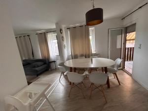 a dining room and living room with a table and chairs at Ferienwohnung Nordheim in Nordheim