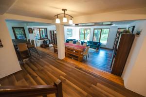 a living room with a table and a dining room at SeviCris in Lissa