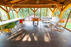 a room with a couch and chairs in a pavilion at SeviCris in Lissa