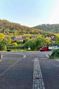 an empty parking lot with a yield sign on a road at Ferienwohnung Kinheim an der Mosel in Kinheim