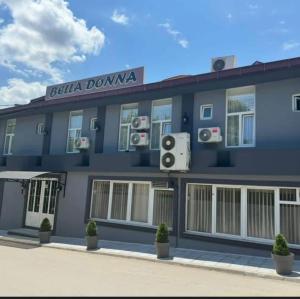 ein blaues Gebäude mit Lautsprechern an der Seite in der Unterkunft Hotel Bella Donna in Kumanovo