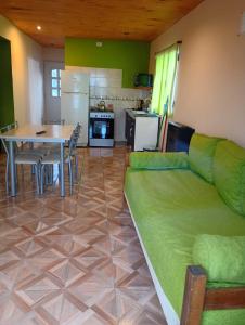 a living room with a couch and a table and a kitchen at Corazón Contento in Villa Pehuenia