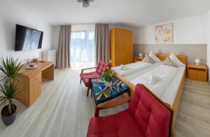 a hotel room with a bed and a living room at Hotel Ascona Bad Krozingen Frisch renoviert in bester Lage, nahe Autobahn, Kurpark und Vita Classica in Bad Krozingen