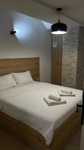 ein Schlafzimmer mit einem Bett, auf dem zwei Handtücher liegen in der Unterkunft Hotel Bella Donna in Kumanovo
