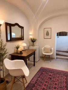 a living room with a table and chairs and a mirror at L'Oasi nel Centro in Ariano Irpino