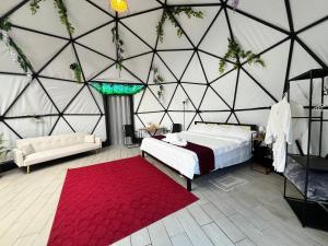 a bedroom with a bed in a large tent at Ecoesferas Glamping in La Ese