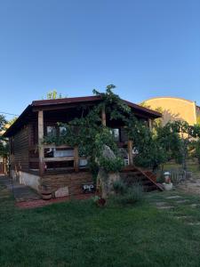a log cabin with a tree in front of it at Apartamento El Paso in Fuentelisendo