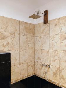 a bathroom with a marble tile wall with a shower at Guasamayo in Tilcara +33 photos