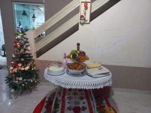 a table with food on it with a christmas tree at Maktub Estadia e recepções in Paulista +10 photos
