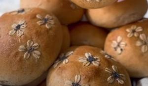 a pile of brown onions with flowers on them at Lofoten Glamping Dome in Myrland +71 photos