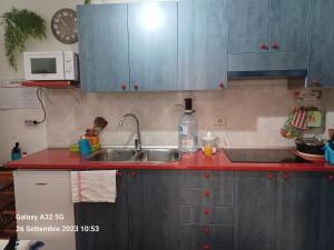 a kitchen with a sink and a microwave at Habitaciones Gioly in Puerto del Rosario
