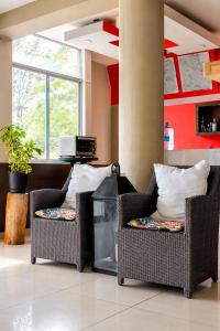 a living room with two chairs and a fireplace at Hotel Inkayacu in Paracas