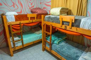 a room with two bunk beds in a room at Pulkay Hostel Folk in Mendoza