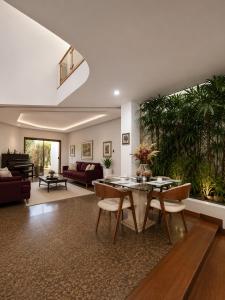 a living room with a table and a couch at CORTESE HOTEL in Tatuí