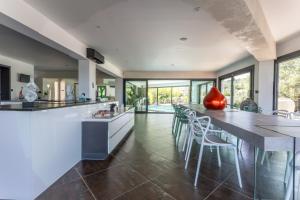 a large kitchen with a long counter and chairs at Bien plus qu un séjour Une expérience à vivre in Mondragon