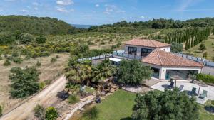 an aerial view of a house with a garden and trees at Bien plus qu un séjour Une expérience à vivre in Mondragon