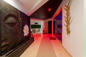 a hallway with a painting of a face on the wall at Bien plus qu un séjour Une expérience à vivre in Mondragon