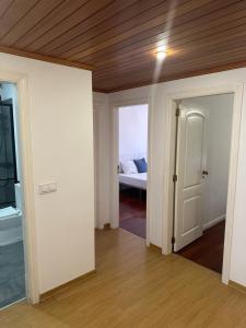 an empty room with a bedroom and a bed at Renna in Corroios