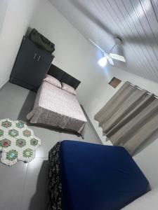 a bedroom with two beds and a ceiling fan at Casa proxima ABQM in Araçatuba
