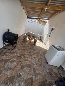 a room with a table and a stove in a room at Casa proxima ABQM in Araçatuba