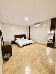 a large bedroom with a bed and a wooden floor at شاليه درة العروس البرادايس بيتش in Dahaban +4 photos