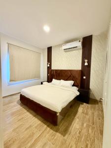 a bedroom with a large bed and a fan at شاليه درة العروس البرادايس بيتش in Dahaban