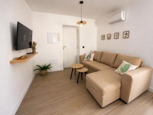 a living room with a couch and a table at Apartamento Torrox Village 2 in Torrox