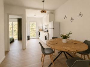a kitchen and dining room with a table and chairs at Apartamento Torrox Village 2 in Torrox