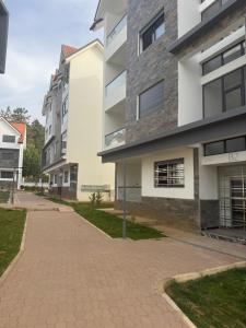 an empty street in front of some buildings at Appartement avec balcon vue sur forêt - centre ville in Ifrane